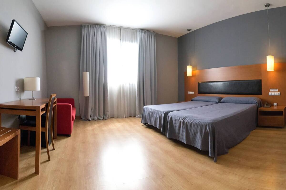 Escrivaninha, quartos à prova de som, Wi-Fi de cortesia, roupa de cama