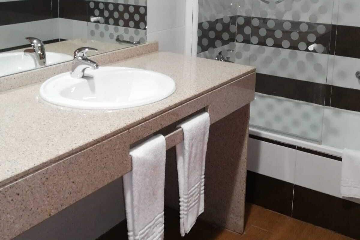 Secador de cabelo, toalhas de banho