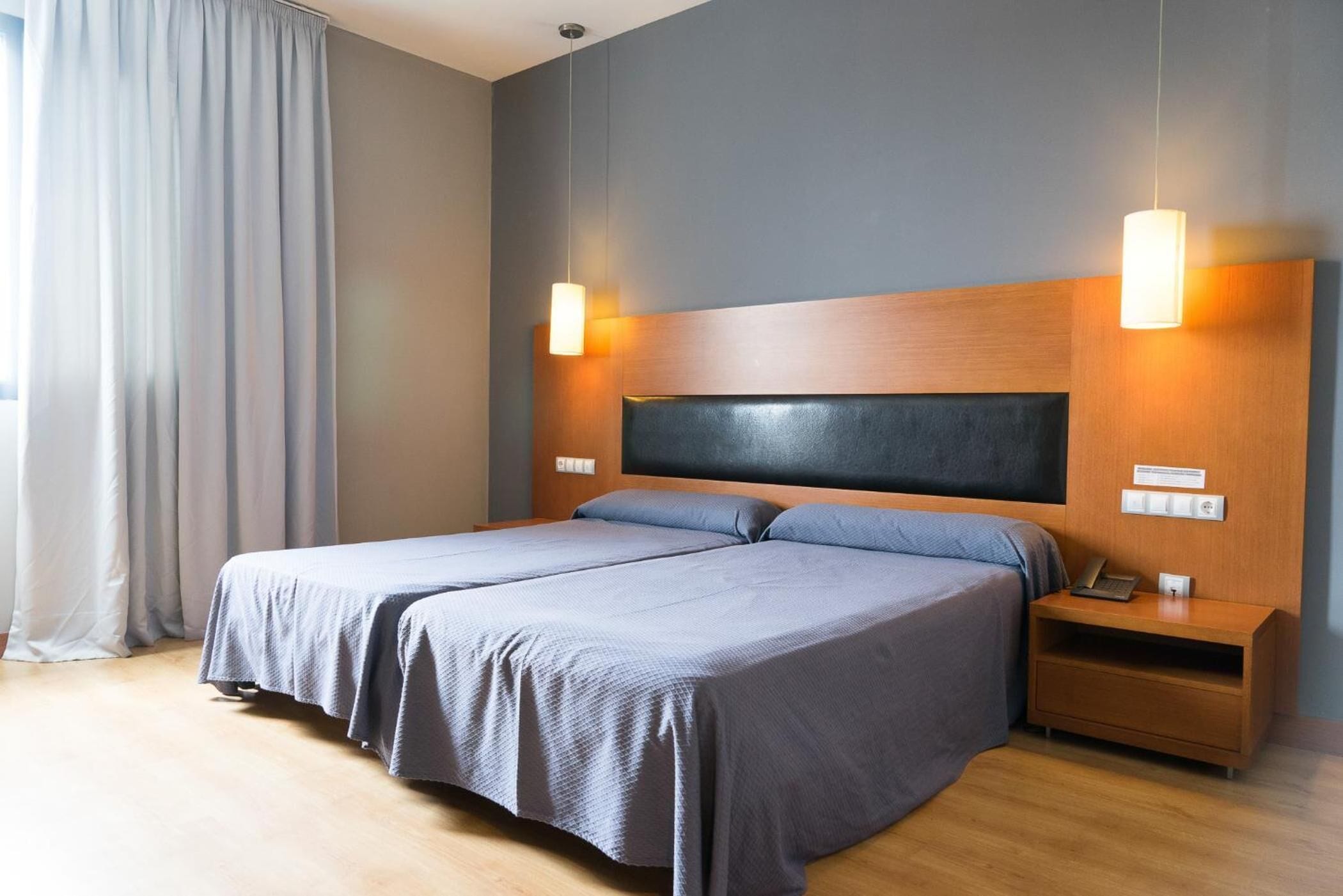 Een bureau, geluiddichte muren, gratis wifi, beddengoed