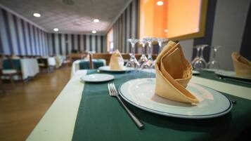 Ze serveren er ontbijt, lunch en diner