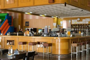Petit déjeuner, déjeuner et dîner servis sur place, vue sur la piscine