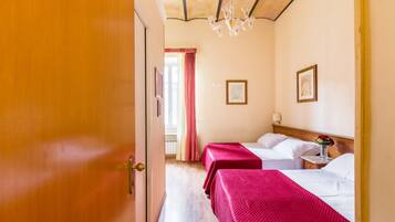 Chambre Quadruple | Coffres-forts dans les chambres, bureau, rideaux occultants