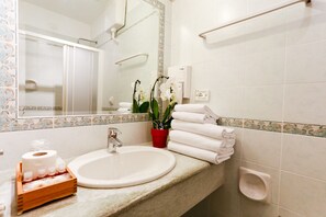 Triple Room | Bathroom | Shower, free toiletries, hair dryer, bidet - Hotel Tempio di Pallade (Rome)