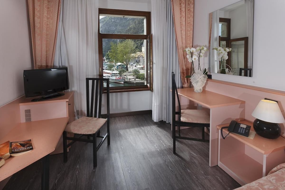 Doppelzimmer, Seeblick | Zimmersafe, Verdunkelungsvorhänge, kostenlose Babybetten, Bettwäsche
