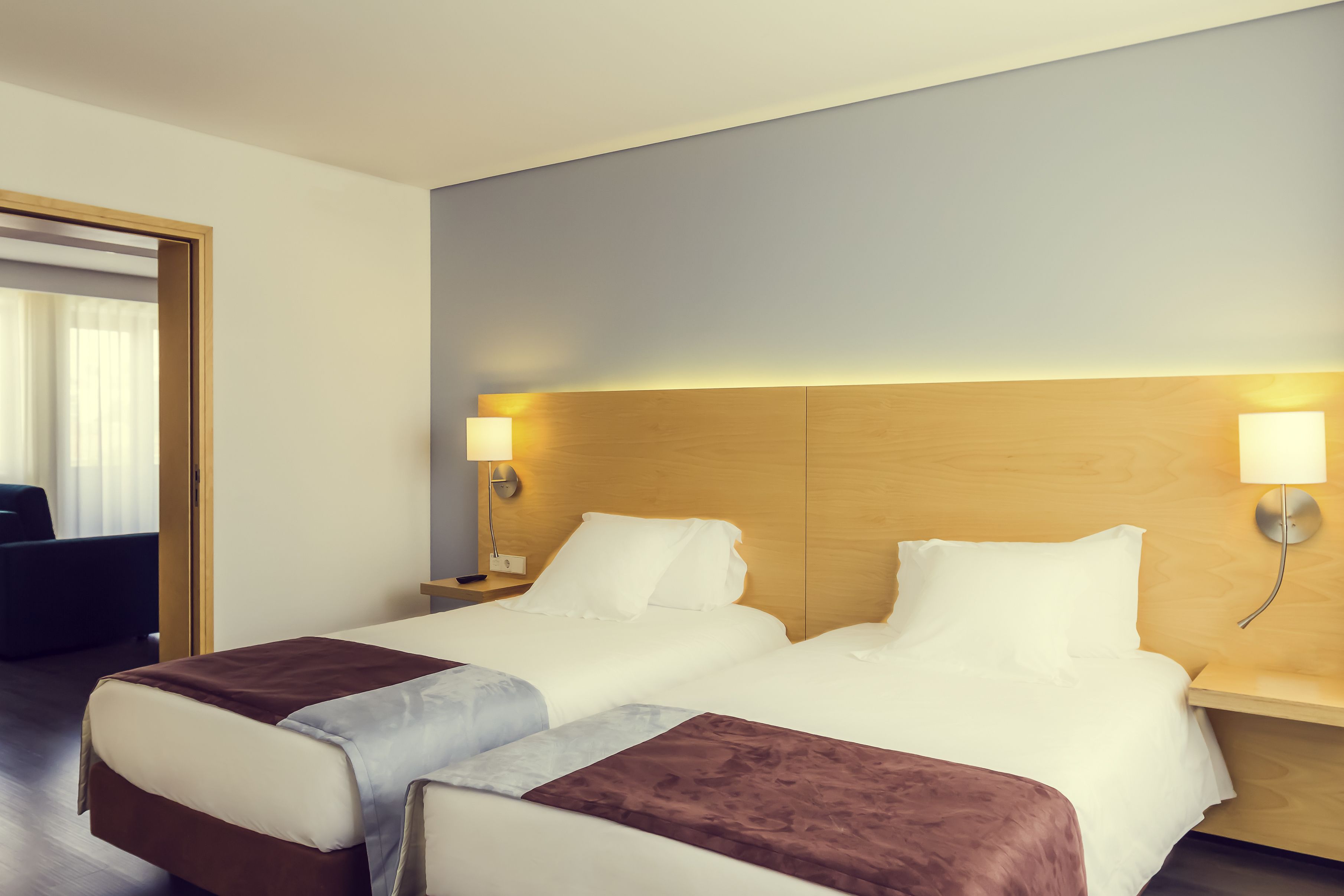 standard room, 2 single beds, non smoking | minibar, in-room safe, desk, soundproofing