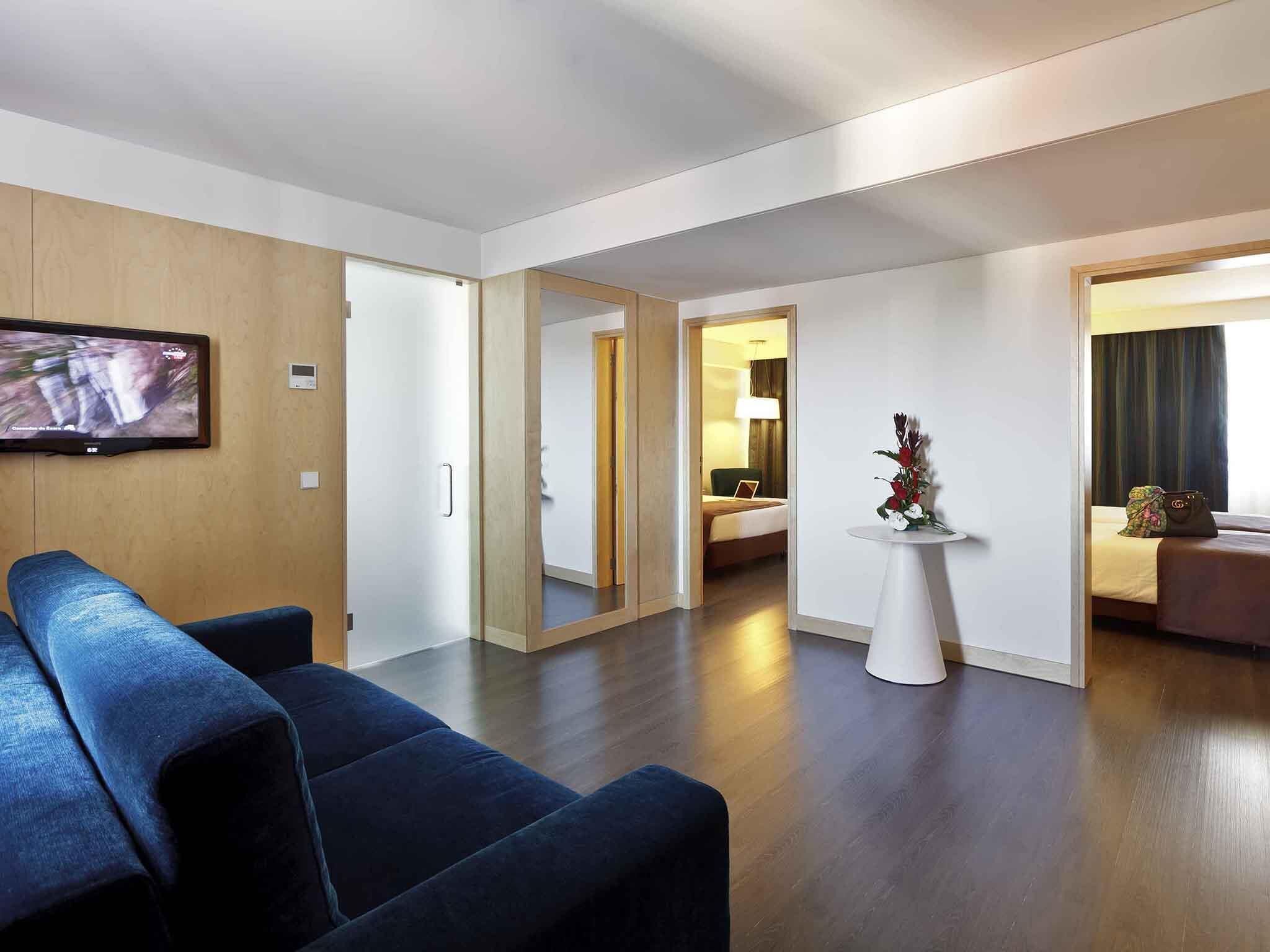 Minibar, caja de seguridad en la habitación y escritorio 