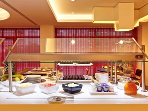 Desayuno buffet diario (EUR 14 por persona)