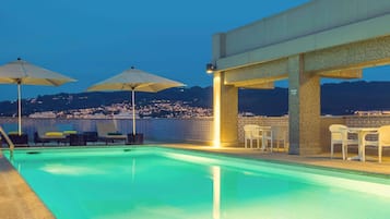 Sæsonbestemt udendørs pool, parasoller, liggestole