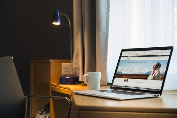 Bureau, espace de travail pour ordinateur portable, rideaux occultants