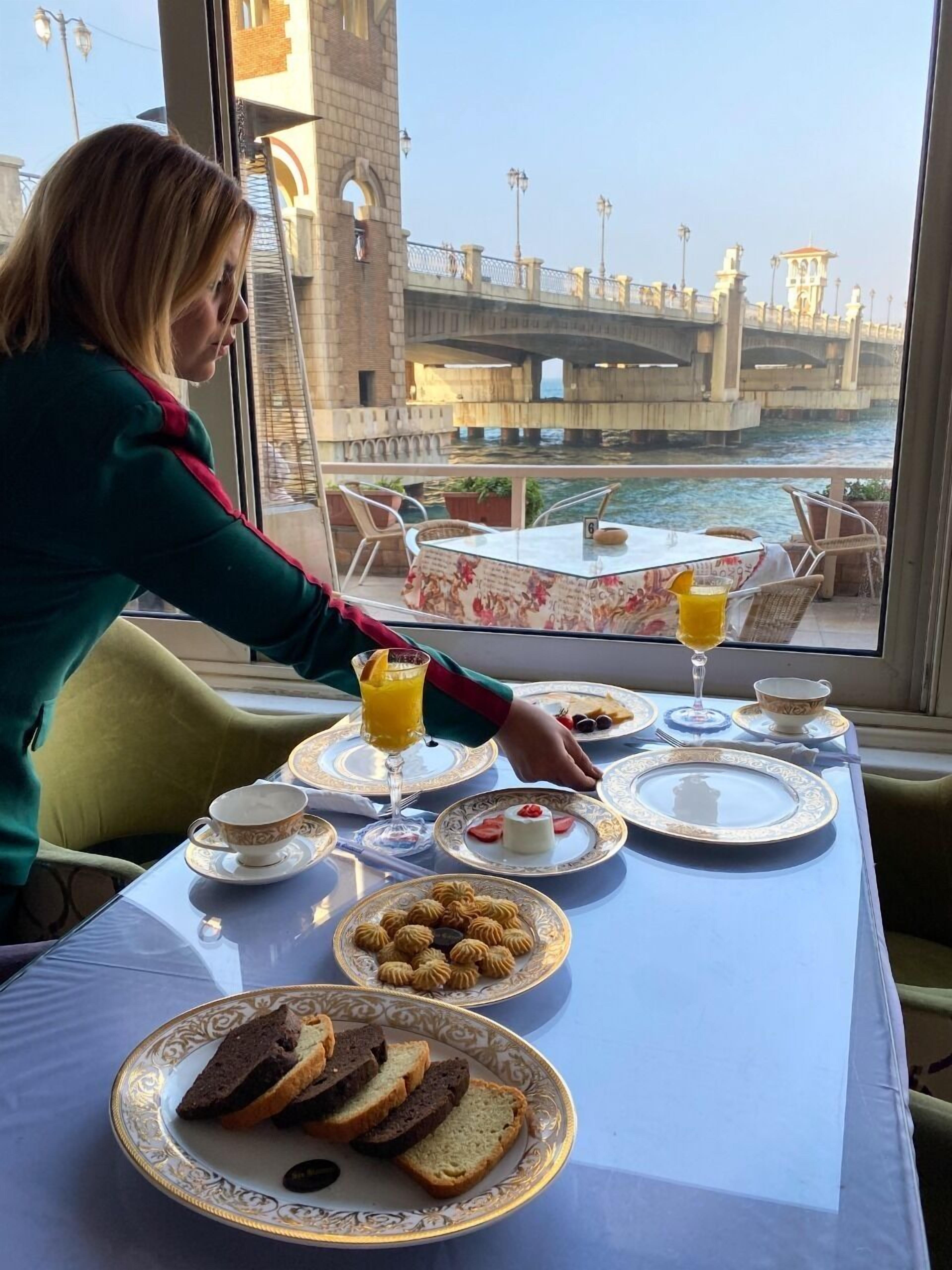 Lunch and dinner served, international cuisine