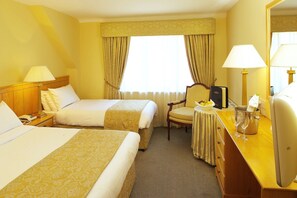Premium bedding, desk, iron/ironing board, free rollaway beds - Merriman Hotel (Kinvara)
