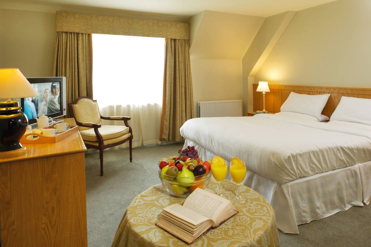 Premium bedding, desk, iron/ironing board, free rollaway beds