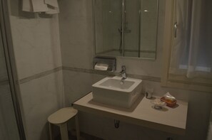 Shower, free toiletries, hair dryer, bidet - Hotel Holiday (Bologna)