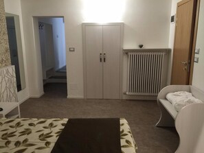 Standard Studio (Upper floor accessible by stairs only) | Minibar, in-room safe, desk, laptop workspace - Hotel Holiday (Bologna)