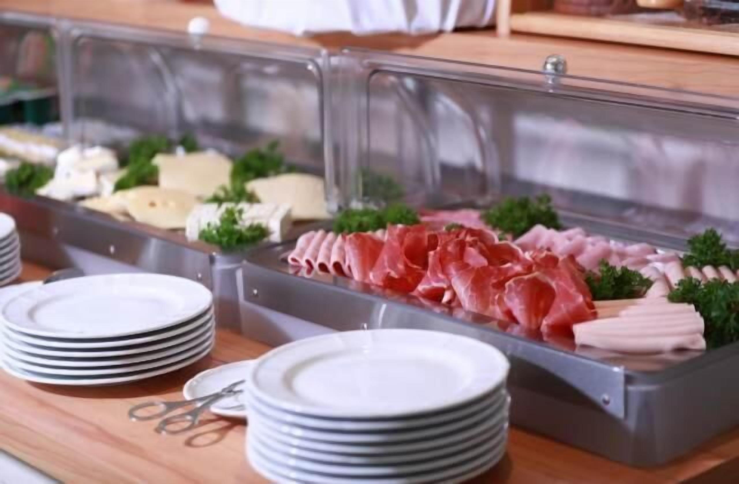 Ein Buffet mit verschiedenen Fleisch- und Käsesorten.
