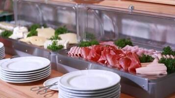 Ein Buffet mit verschiedenen Fleisch- und Käsesorten.