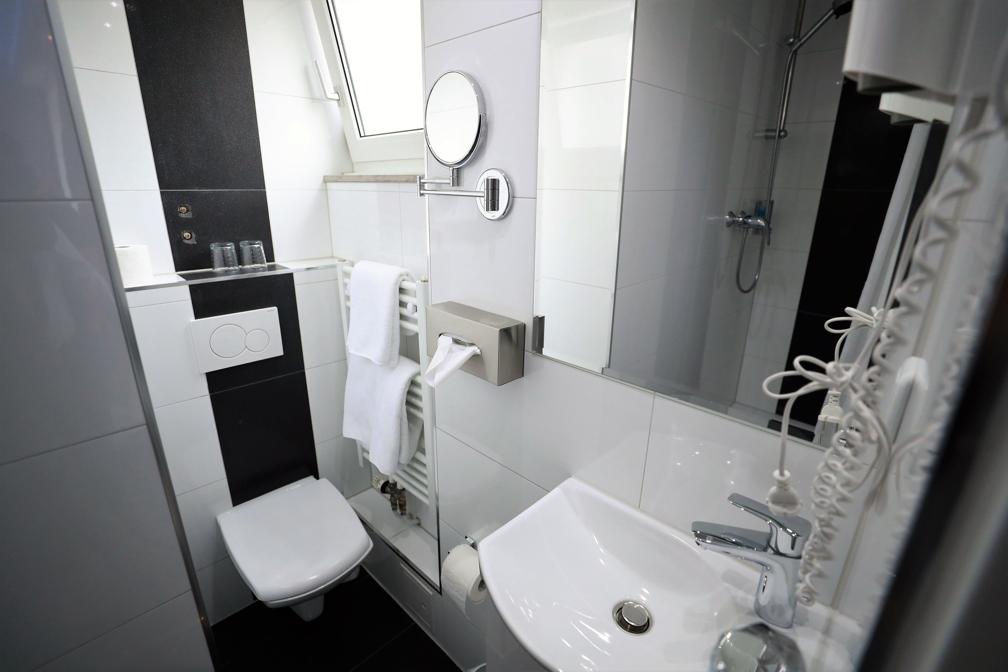 Een douche, een haardroger, handdoeken