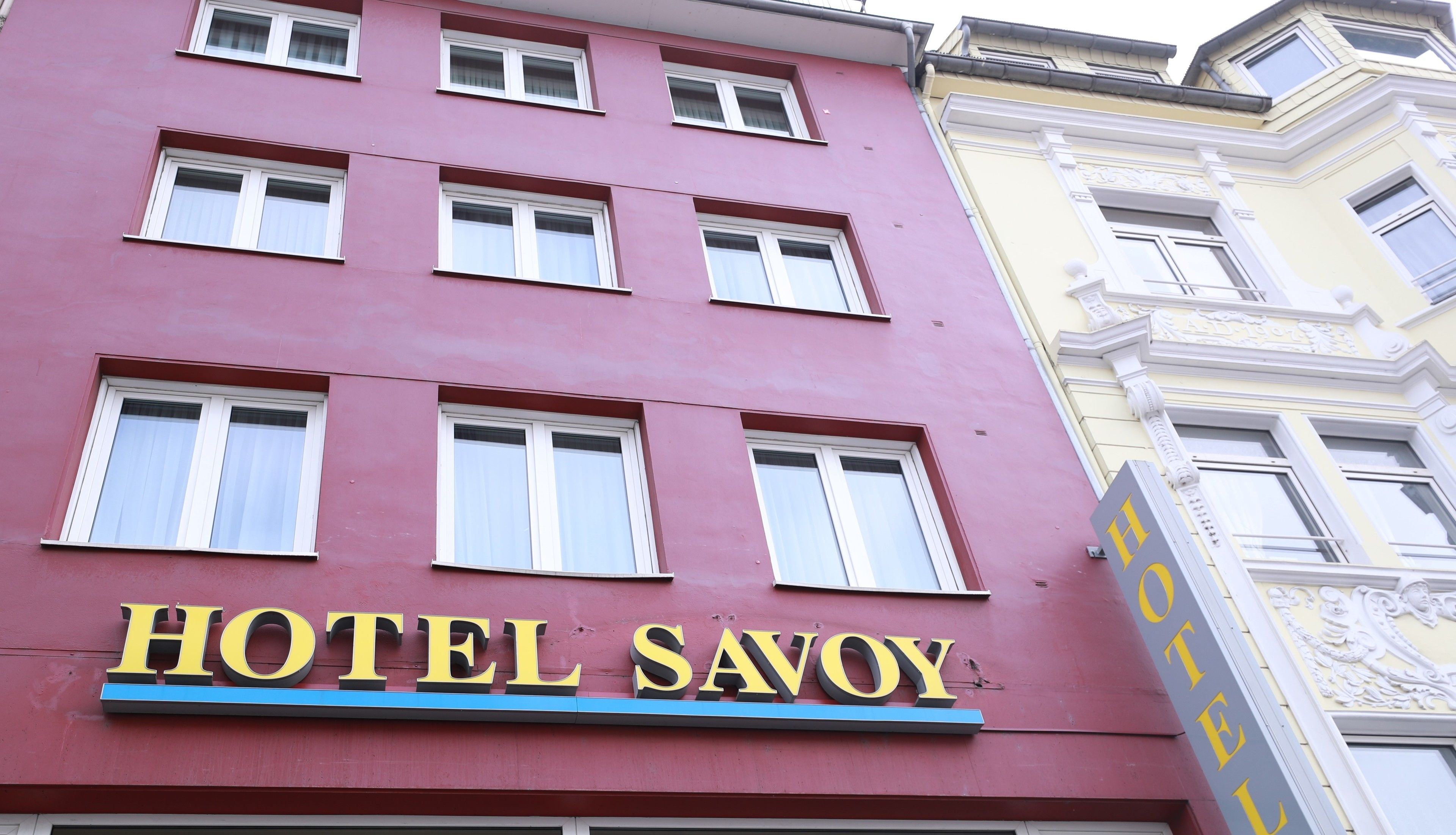 A building with a sign that reads "HOTEL SAVOY".
