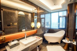 Deluxe-Zimmer, 1 King-Bett | Badezimmer | Kostenlose Toilettenartikel, Haartrockner, Bademäntel, Hausschuhe