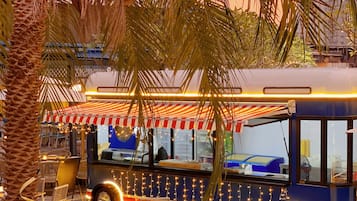 4 restaurants, breakfast, lunch, dinner served; Chinese cuisine
