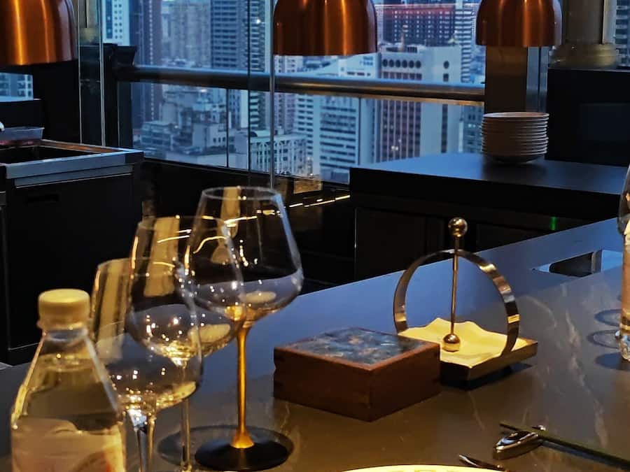 3 restaurantes, com serviço de almoço e jantar; culinária chinesa