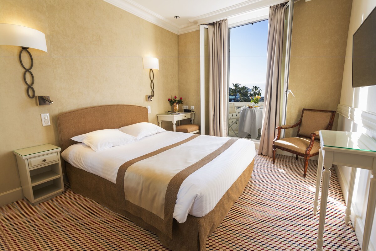 Premium bedding, minibar, in-room safe, soundproofing