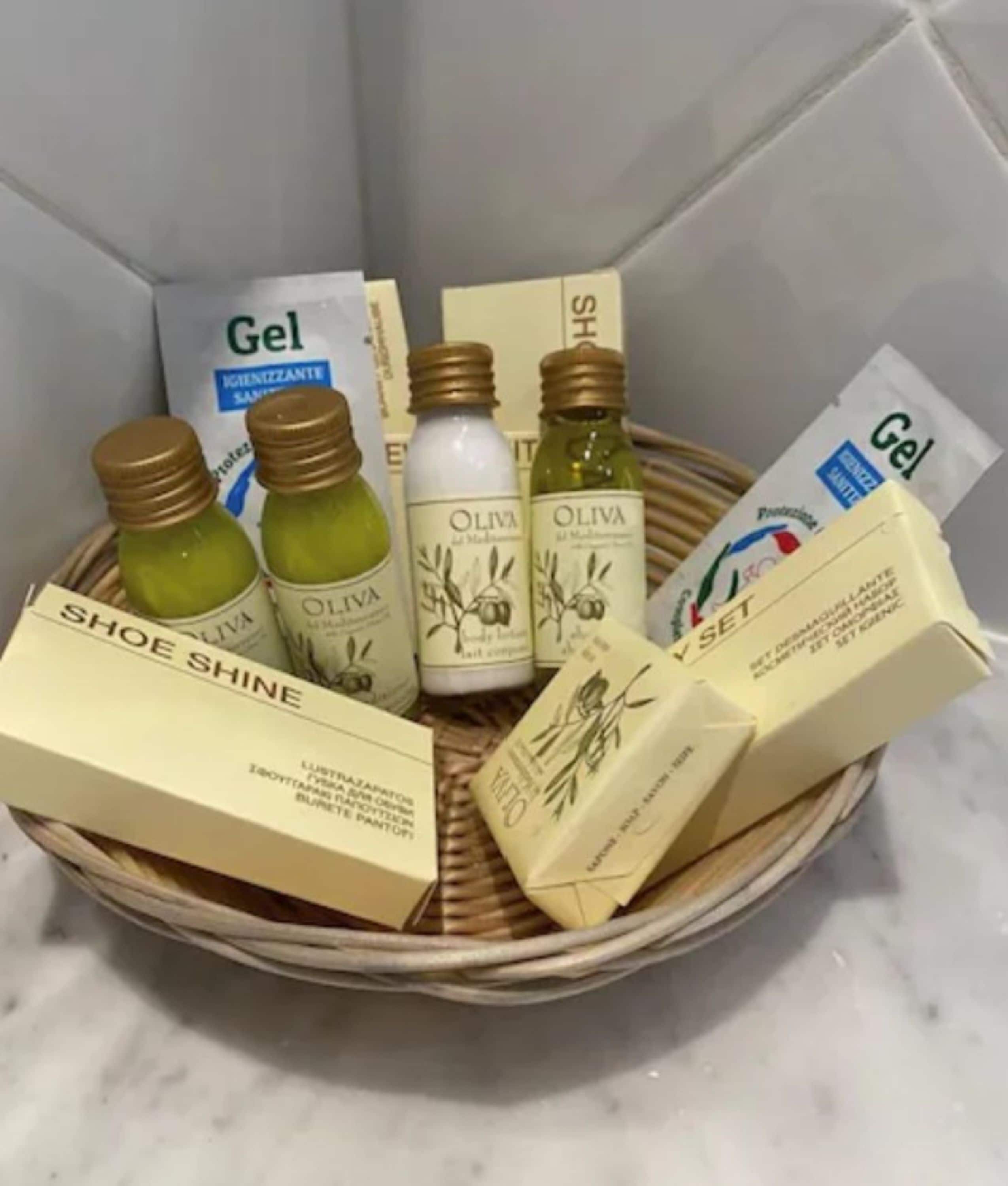 standard double room, city view | bathroom | combined shower/bathtub, free toiletries, hair dryer, bathrobes