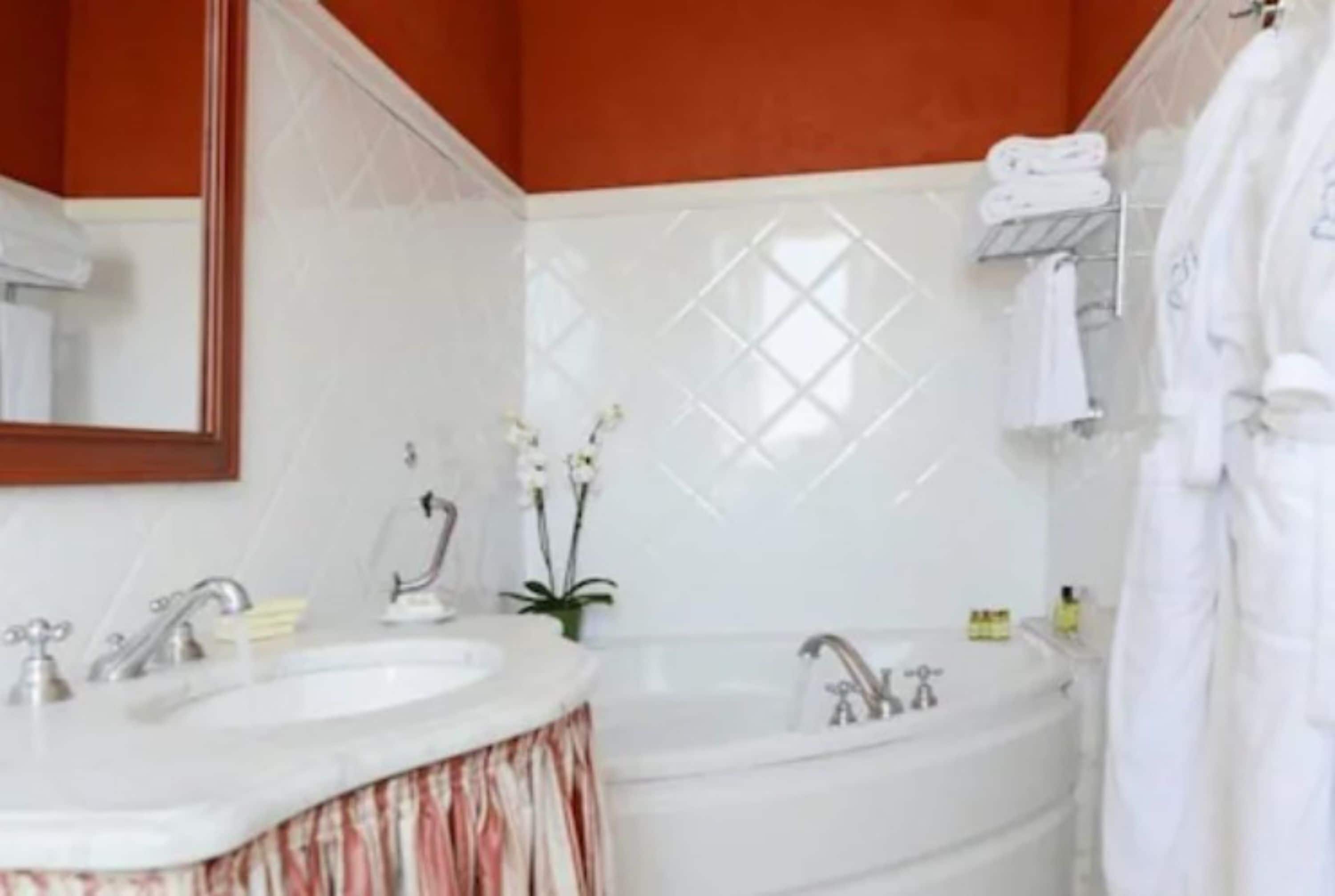 double room, garden view (terrasse) | bathroom | combined shower/bathtub, free toiletries, hair dryer, bathrobes