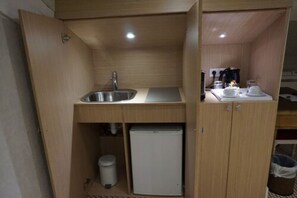 Family Suite, Partial Sea View (Appartement Mansardé) | Private kitchen