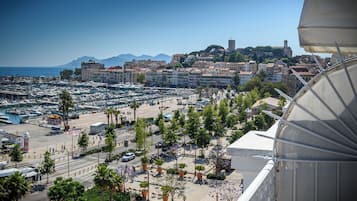 Un port de plaisance avec des bateaux, un paysage urbain avec des bâtiments historiques et une vue dégagée sur la mer.