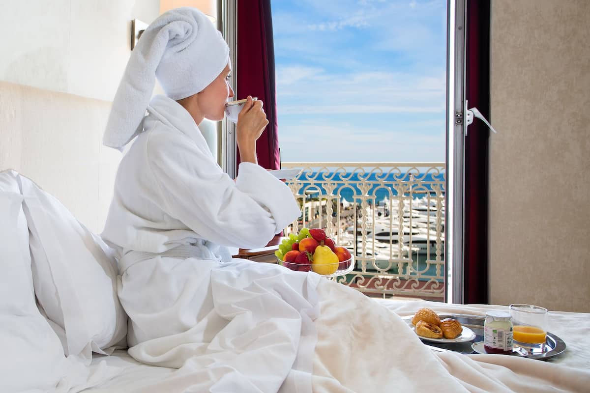 Habitación doble clásica, vista al mar | Ropa de cama de alta calidad y minibar
