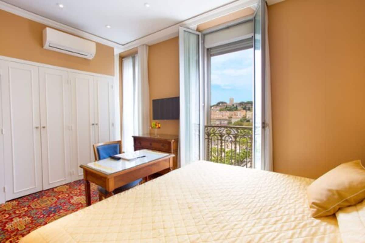 Ropa de cama de alta calidad y minibar