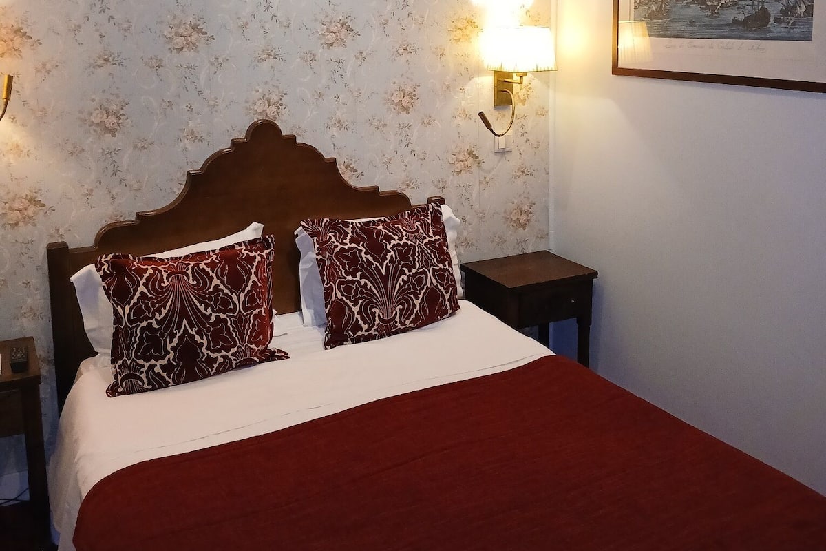 Quarto solteiro econômico | Escrivaninha, Wi-Fi de cortesia, roupa de cama