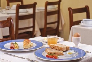 Kontinental frukost varje dag (EUR 10 per person)