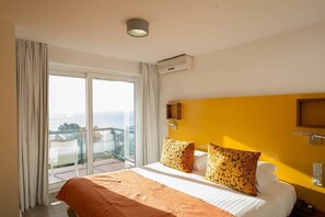 Minibar, Zimmersafe, Schreibtisch, Verdunkelungsvorhänge