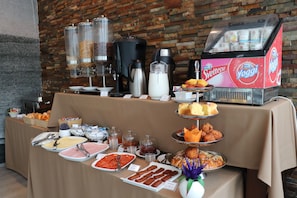Tägliches Frühstücksbuffet gegen Gebühr