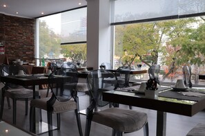 Tägliches Frühstücksbuffet (9 EUR pro Person)