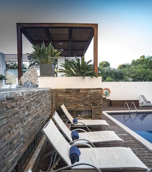 Piscine extérieure, chaises longues