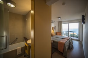 Quarto casal superior, sacada, vista para o mar | Frigobar, cofres nos quartos, escrivaninha, cortinas blackout