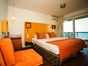 Een minibar, een kluis op de kamer, een bureau, verduisterende gordijnen