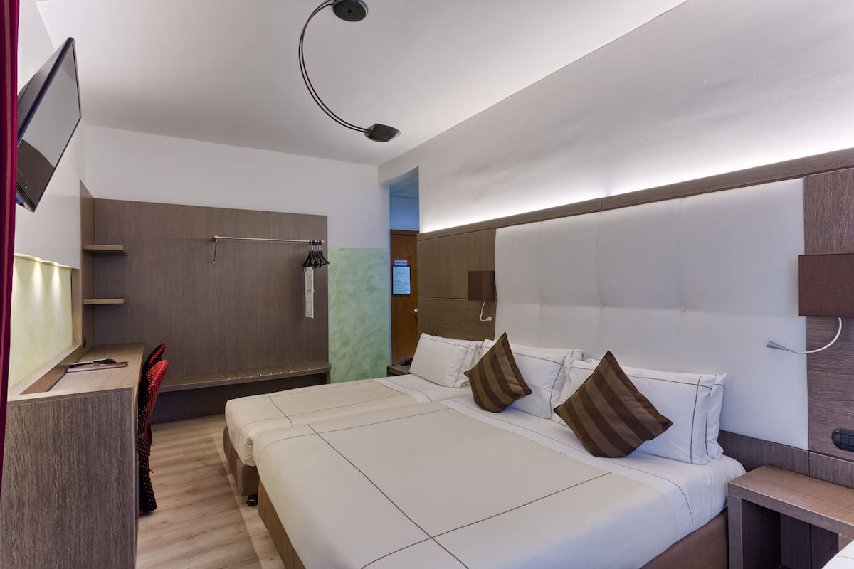 Phòng 3 | Chăn bông, minibar, két bảo mật tại phòng, bàn 