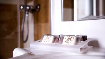 Ducha, artículos de higiene personal gratuitos y secador de pelo