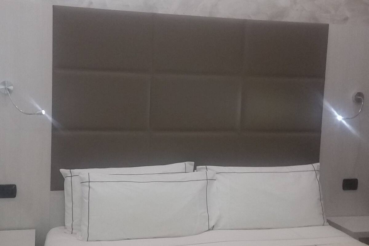 Chăn bông, minibar, két bảo mật tại phòng, bàn 