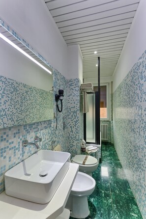 Shower, free toiletries, hair dryer, slippers - Hotel Agape (Milan)