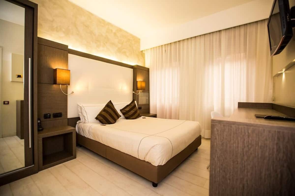 Chăn bông, minibar, két bảo mật tại phòng, bàn 
