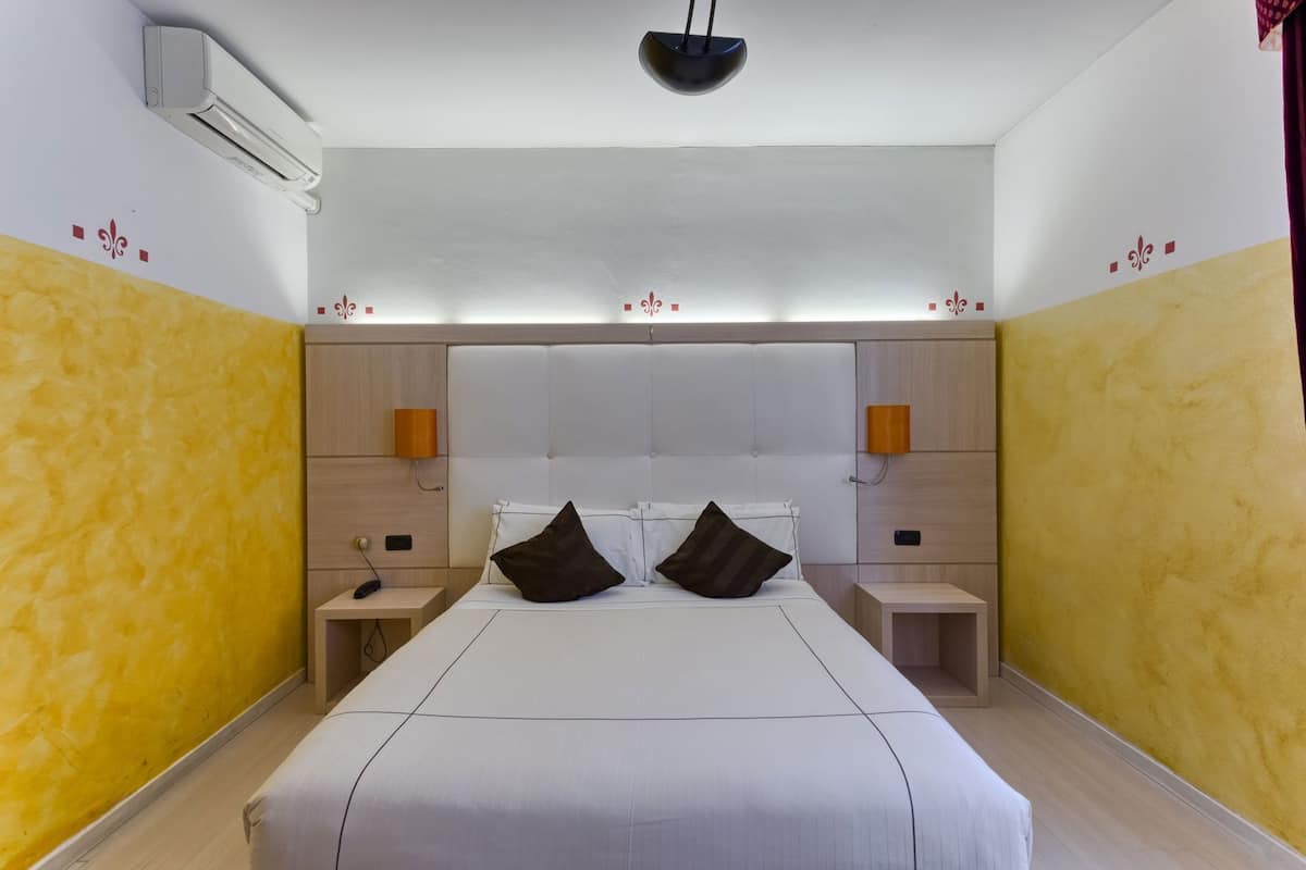 Chăn bông, minibar, két bảo mật tại phòng, bàn 