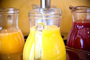 Petit déjeuner buffet (15 EUR par personne)