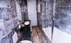 Douche, articles de toilette gratuits, sèche-cheveux, chaussons