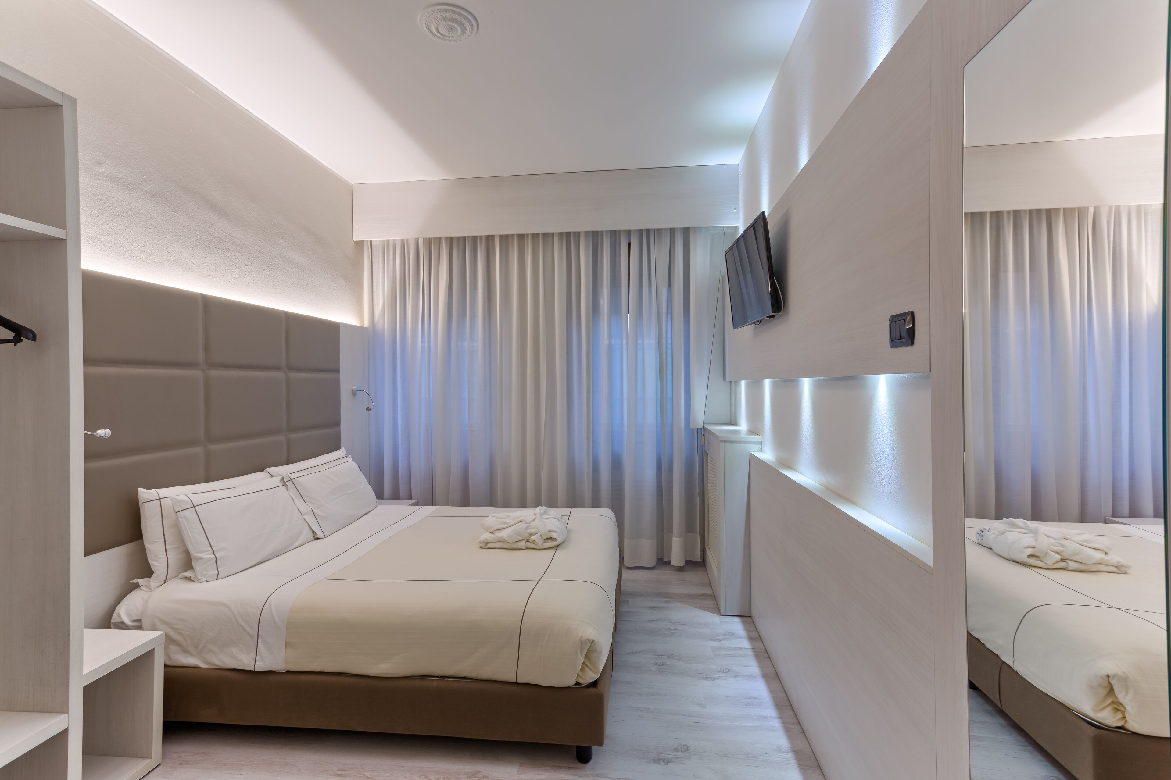 Quarto casal ou duplo standard | Edredons de pluma, frigobar, cofres nos quartos, escrivaninha