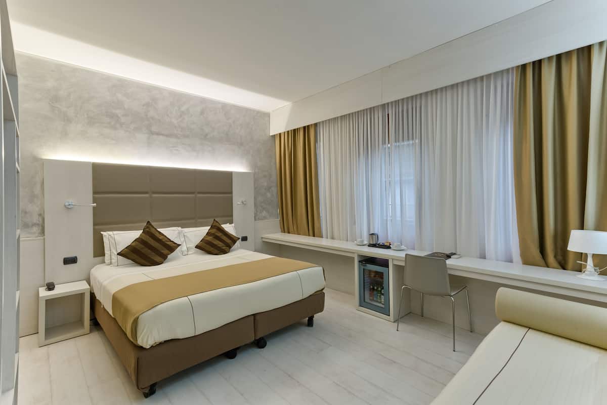 Chăn bông, minibar, két bảo mật tại phòng, bàn 